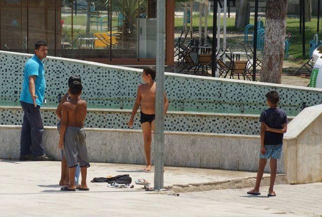 Aydın’da Çocuklar Süs Havuzunda Serinliyor