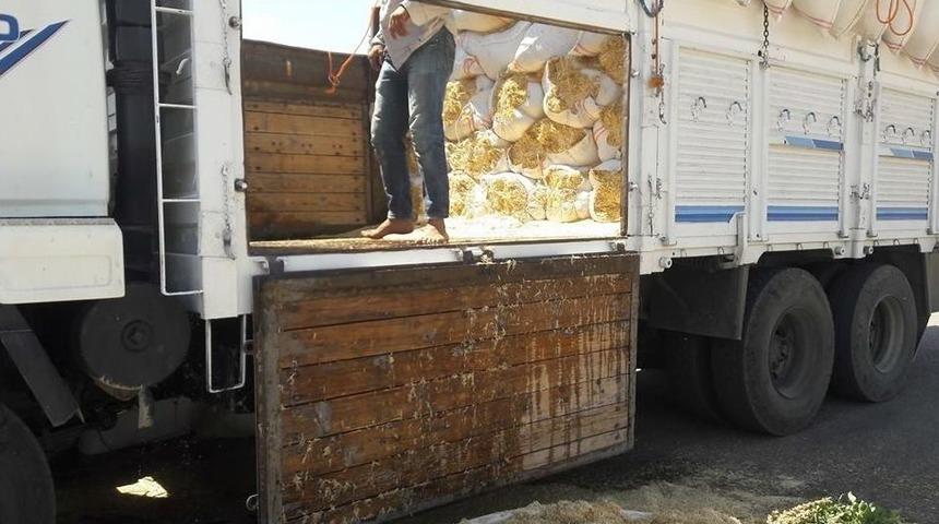 Saman Y&uuml;kl&uuml; Kamyon Alev Aldı