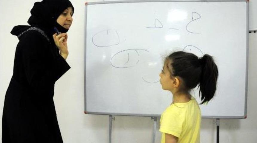 Suriyeli Reem, T&uuml;rk &Ccedil;ocuklarına Arap&ccedil;a &Ouml;ğretiyor