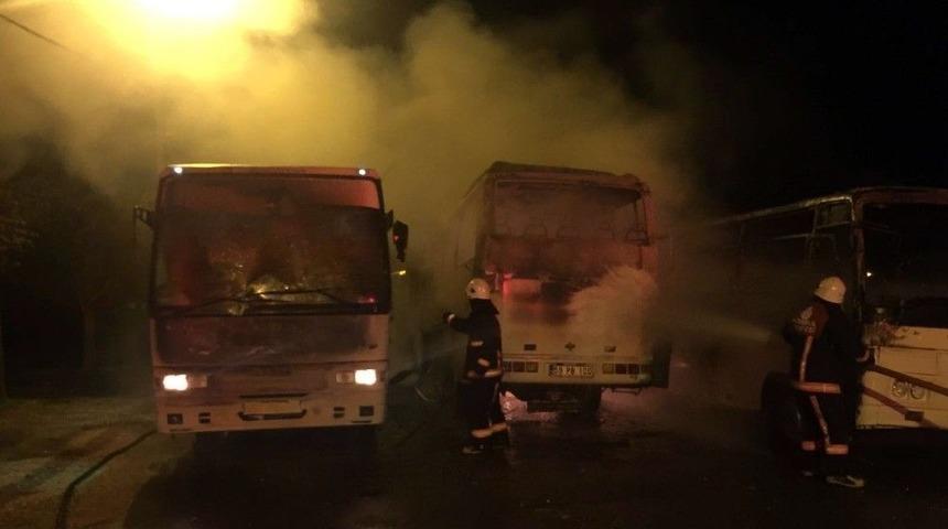 Silivri&rsquo;de Park Halindeki 4 Aracın Ş&uuml;pheli Yangını