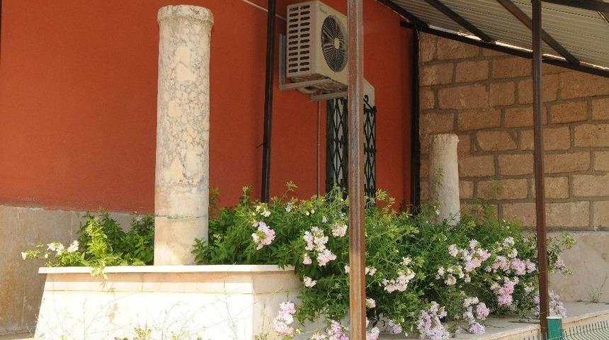 Cami Bah&ccedil;esindeki Esrarengiz Mezar Merak Konusu Oldu