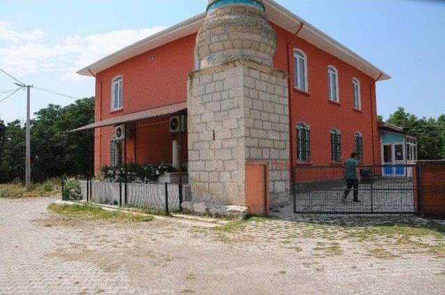 Cami Bah&ccedil;esindeki Esrarengiz Mezar Merak Konusu Oldu 1