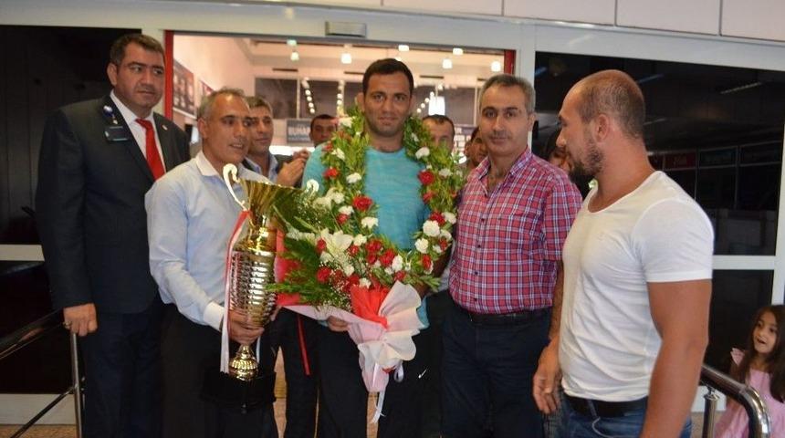 Başpehlivan Gibi Karşılandı