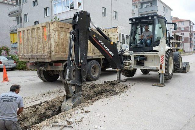 Yağmur Suyu Tahliye Hattı Çalışmaları Devam Ediyor