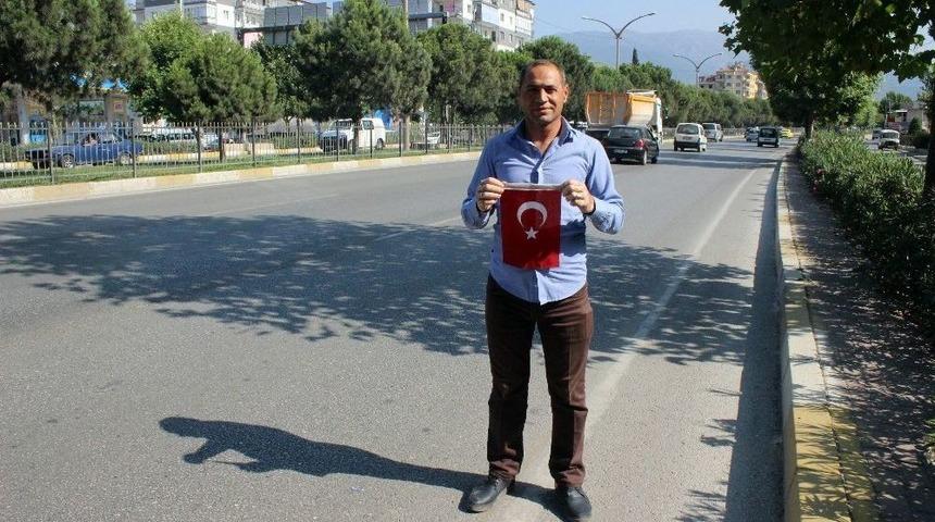 Yolun Ortasındaki T&uuml;rk Bayrağını G&ouml;r&uuml;nce Trafiğe Aldırmadı