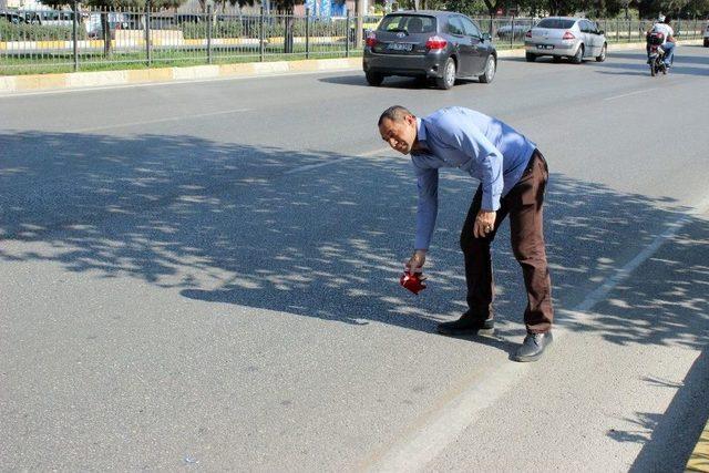 Yolun Ortasındaki Türk Bayrağını Görünce Trafiğe Aldırmadı