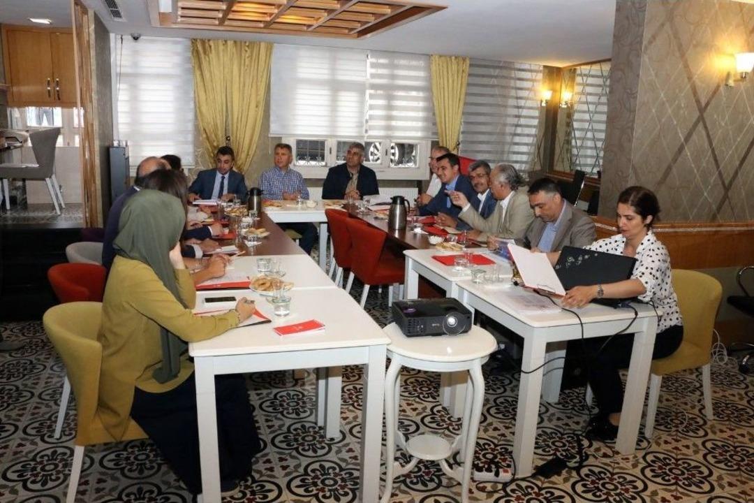 Ey&uuml;p&rsquo;teki T&uuml;rbeler Ve Tarihi Mezarlıklar Bakıma Alınacak