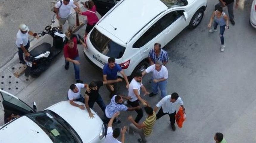 Trafikte 'u&ccedil;an Tekmeli' Yol Kavgası