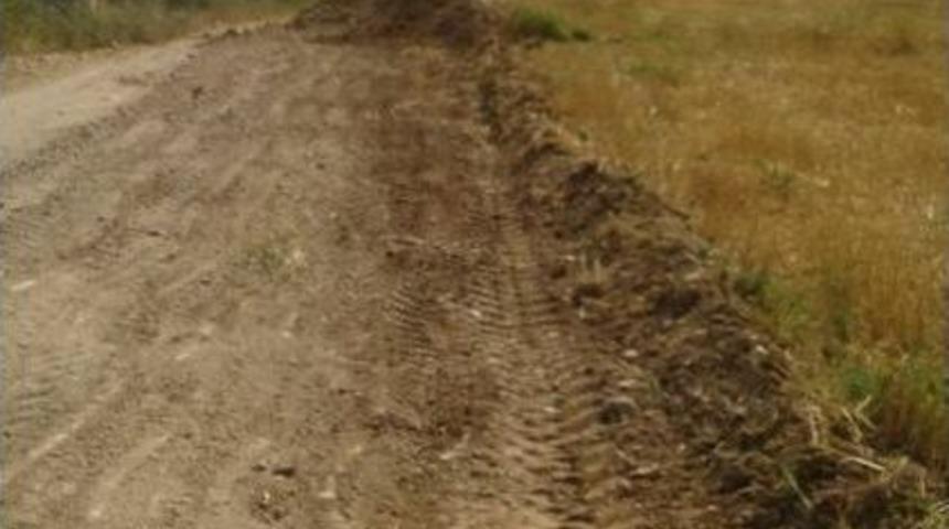 Vezirhan Beldesi&rsquo;nde Bah&ccedil;e Yolu D&uuml;zenleme &Ccedil;alışmaları Devam Ediyor