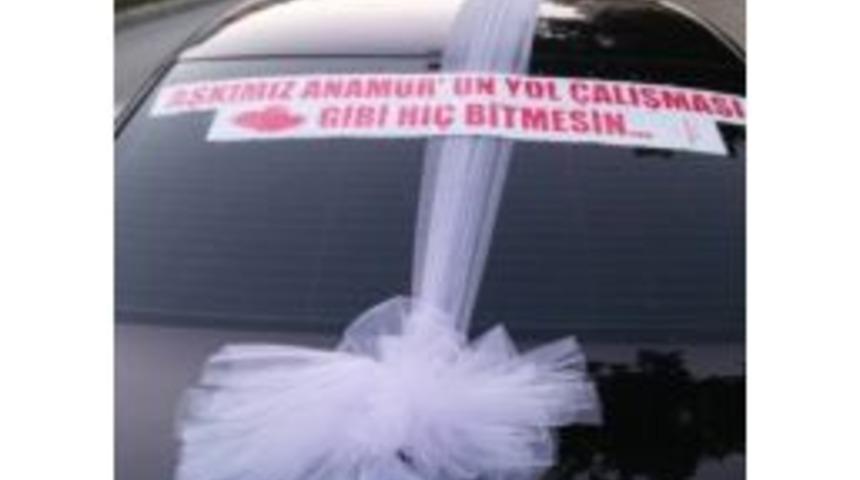 Gelin Arabasına, "aşkımız Anamur&rsquo;un Yol &Ccedil;alışması Gibi Hi&ccedil; Bitmesin" Yazdırdı