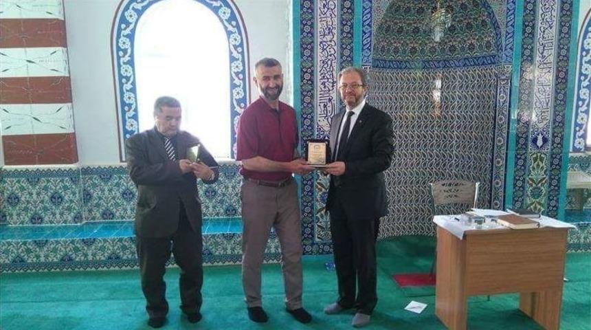 Altıntaş&rsquo;ta Emekli Olan İmamlara Plaket