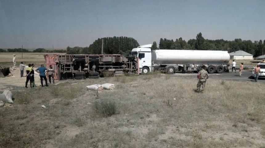 Patnos’ta İki Tır Çarpıştı