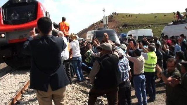 Çıldırlı Ilk Kez Tren Görmek Için Yollara Döküldü