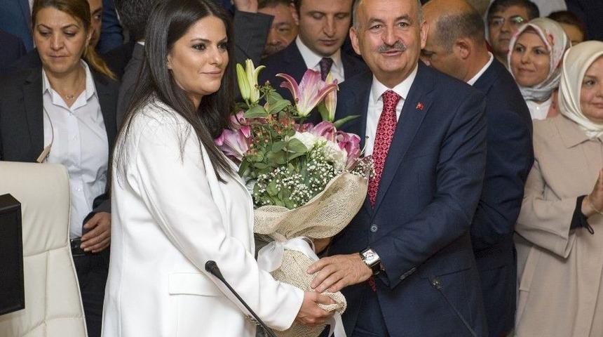 J&uuml;lide Sarıeroğlu &Ccedil;alışma Ve Sosyal G&uuml;venlik Bakanlığı G&ouml;revini Devraldı
