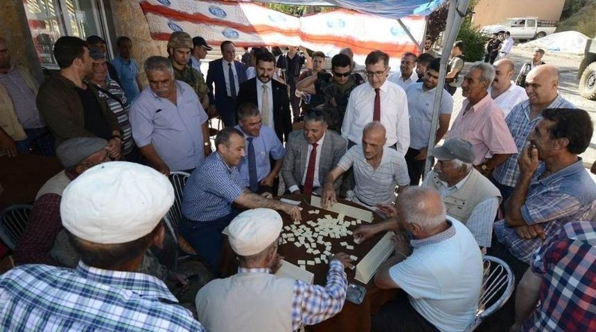 Tunceli Valisi, İl&ccedil;e Ziyaretinde Dut Silkeleyen Vatandaşa Branda Tuttu