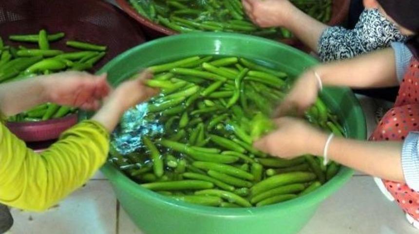 Midyat'ta Kadınların Turşu Mesaisi Başladı