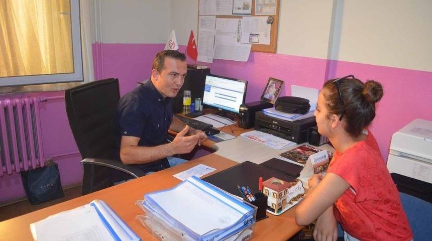 Kula&rsquo;da &Ouml;ğrenciler İ&ccedil;in Tercih B&uuml;roları Kuruldu