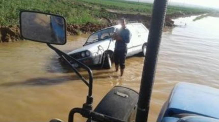 Asfalt Yolda Suya G&ouml;m&uuml;ld&uuml;