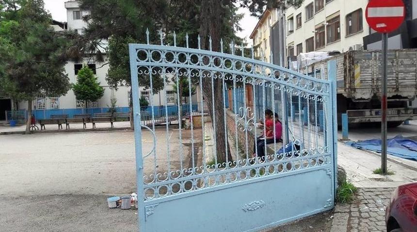 Babaları Boyadı &Ccedil;ocukları Yalnız Bırakmadı