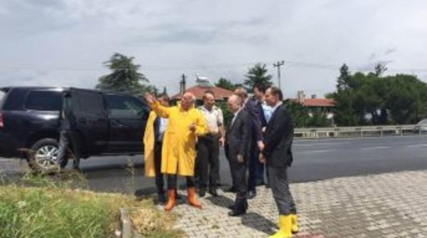 Vali Ceylan Sağanak Yağıştan Zarar G&ouml;ren Yerlerde İncelemelerde Bulundu