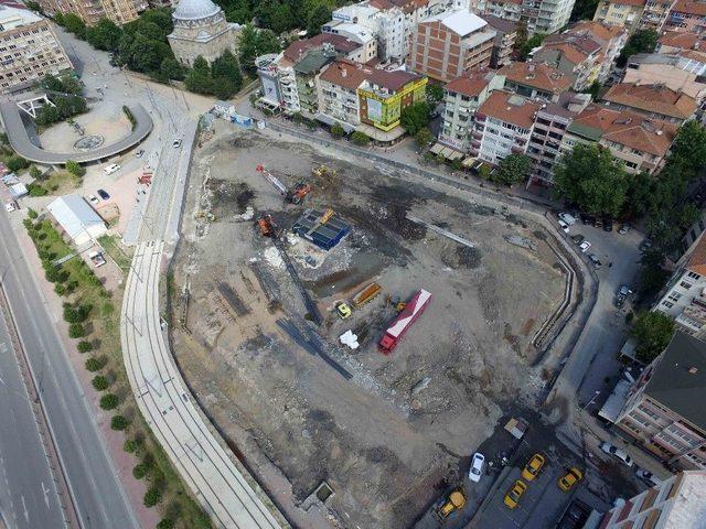 Kent Meydanı Ve Katlı Otopark İçin İstinat Duvarı Yapılıyor