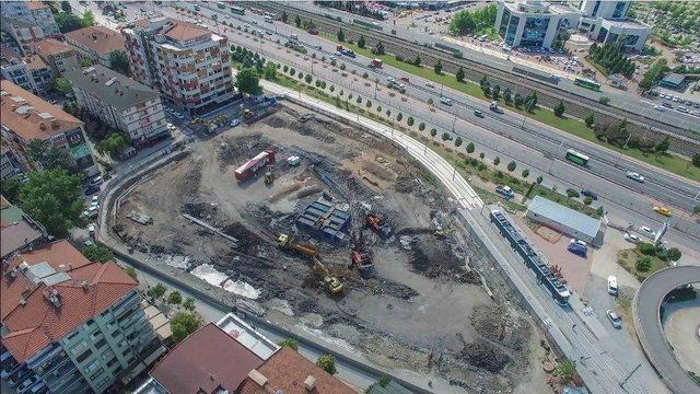 Kent Meydanı Ve Katlı Otopark İçin İstinat Duvarı Yapılıyor