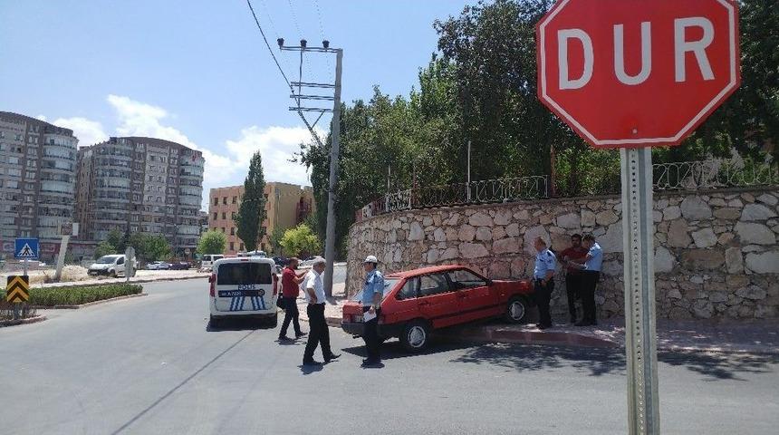 Otomobil Duvara &Ccedil;arptı, S&uuml;r&uuml;c&uuml; Ağır Yaralandı