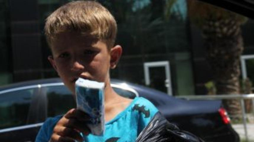 Akranları Tatilde Onlar Mendil Satışında