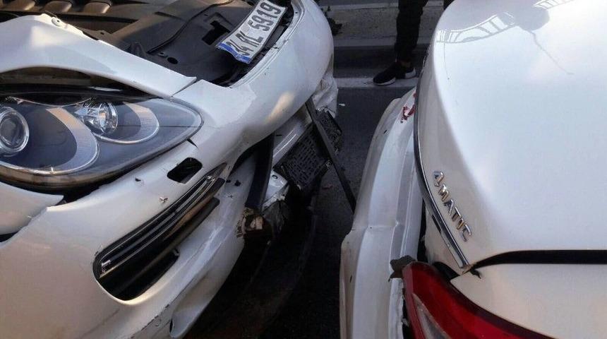 &Uuml;nl&uuml; İş Adamı L&uuml;ks Aracıyla Kaza Yaptı