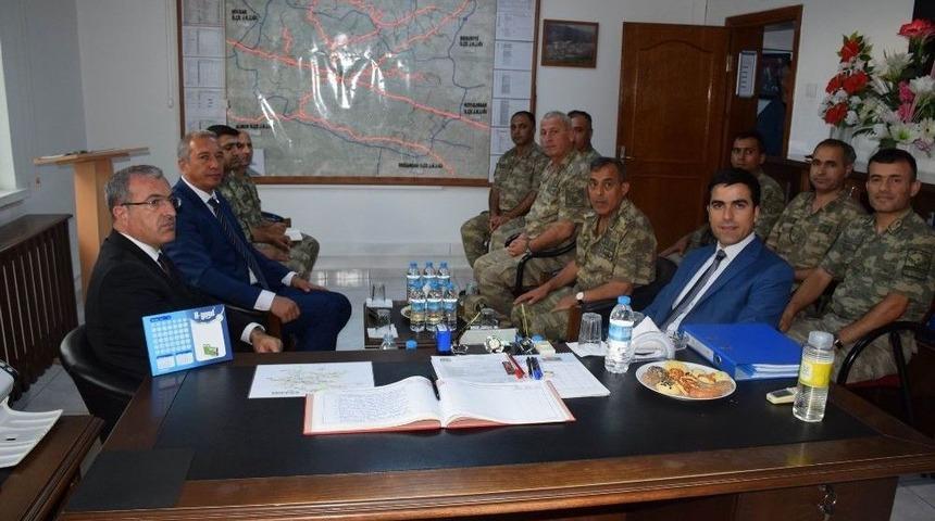 Vali Toraman 7 Askerin Şehit D&uuml;şt&uuml;ğ&uuml; Şehitlik Anıtını Ziyaret Etti