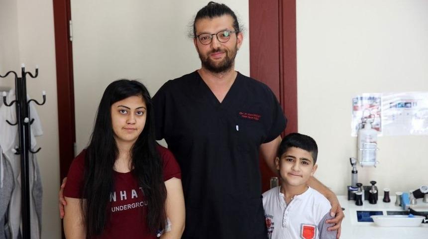 İki Kardeş Aynı Anda Burun Ameliyatı Oldu