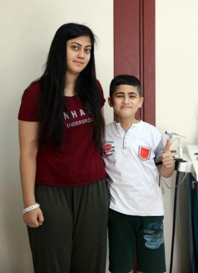 İki Kardeş Aynı Anda Burun Ameliyatı Oldu 1