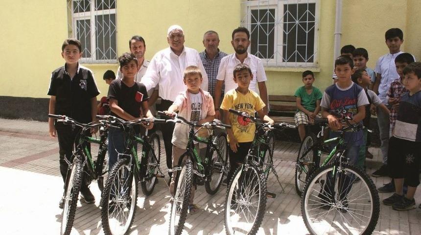 Kuran Kursu &Ouml;ğrencilerine Bisiklet Hediye Edildi