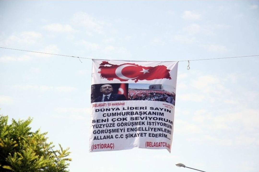 Cumhurbaşkanı Aşkı Pankart Astırdı, Polis Alarma Ge&ccedil;ti