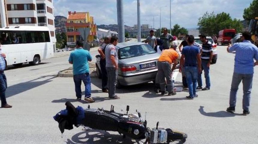 Kavşakta Otomobille &Ccedil;arpışan Motosikletli Yaralandı