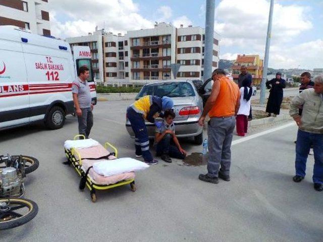 Kavşakta Otomobille &Ccedil;arpışan Motosikletli Yaralandı 1