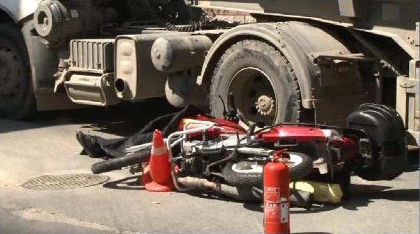 Kadık&ouml;y'de Hafriyat Kamyonu Motorsikletliyi Ezdi (1)
