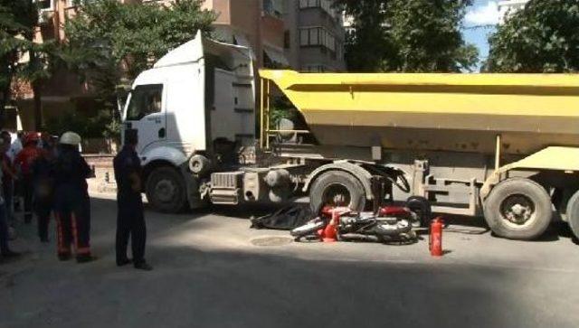 Kadıköy'de Hafriyat Kamyonu Motorsikletliyi Ezdi (1)