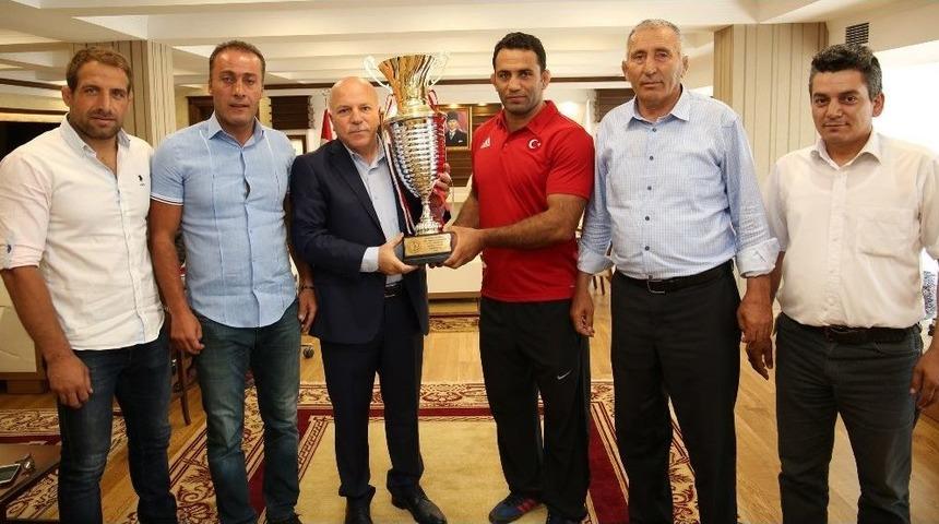 Kırkpınar&rsquo;ın Yıldızı K&ouml;seoğlu Başkan Sekmen&rsquo;i Ziyaret Etti