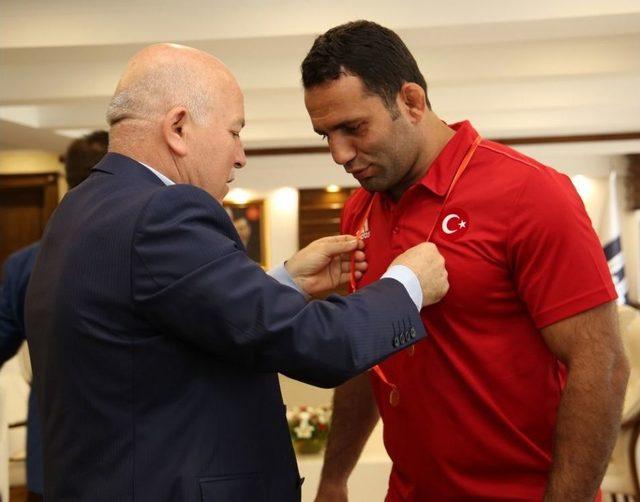 Kırkpınar&rsquo;ın Yıldızı K&ouml;seoğlu Başkan Sekmen&rsquo;i Ziyaret Etti 1