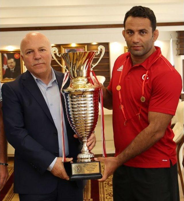 Kırkpınar&rsquo;ın Yıldızı K&ouml;seoğlu Başkan Sekmen&rsquo;i Ziyaret Etti 2