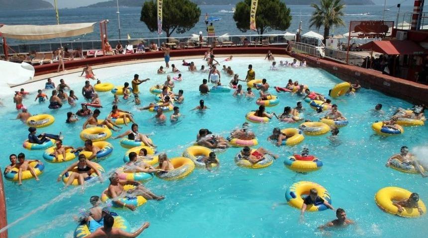 Marmaris&rsquo;te Sıcak Hava Sahilleri Doldurdu