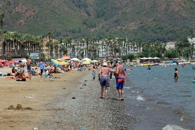 Marmaris’te Sıcak Hava Sahilleri Doldurdu