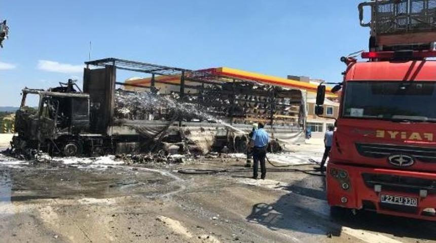 Tır'da &Ccedil;ıkan Yangın Akaryakıt Istasyonuna Sı&ccedil;ramadan S&ouml;nd&uuml;r&uuml;ld&uuml;