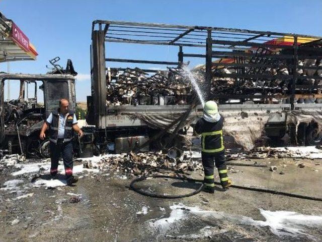 Tır'da Çıkan Yangın Akaryakıt Istasyonuna Sıçramadan Söndürüldü