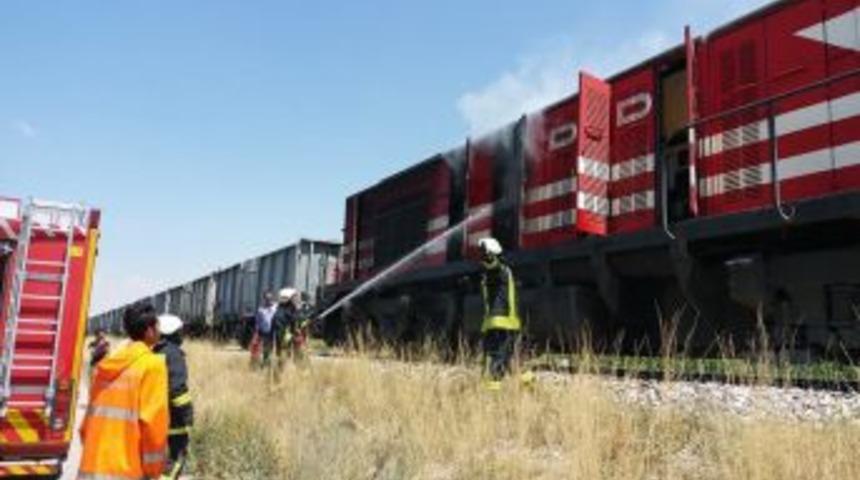 Y&uuml;k Treninin Lokomotifinde &Ccedil;ıkan Yangın İtfaiye Tarafından S&ouml;nd&uuml;r&uuml;ld&uuml;