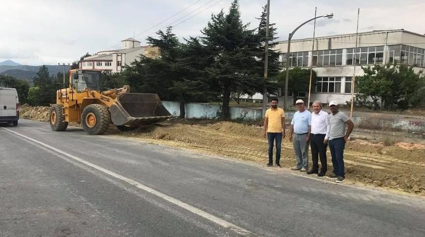 Osmaneli&rsquo;de Şehir İ&ccedil;i B&ouml;l&uuml;nm&uuml;ş Yolda Sıcak Asfalt &Ccedil;alışmaları Devam Ediyor