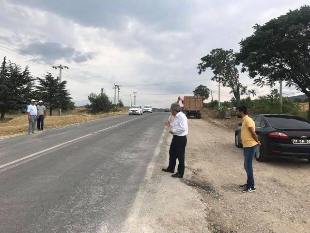 Osmaneli&rsquo;de Şehir İ&ccedil;i B&ouml;l&uuml;nm&uuml;ş Yolda Sıcak Asfalt &Ccedil;alışmaları Devam Ediyor 1