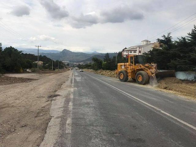 Osmaneli&rsquo;de Şehir İ&ccedil;i B&ouml;l&uuml;nm&uuml;ş Yolda Sıcak Asfalt &Ccedil;alışmaları Devam Ediyor 2