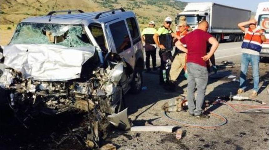 Erzincan&rsquo;da Trafik Kazası: 4 &Ouml;l&uuml;, 5 Yaralı